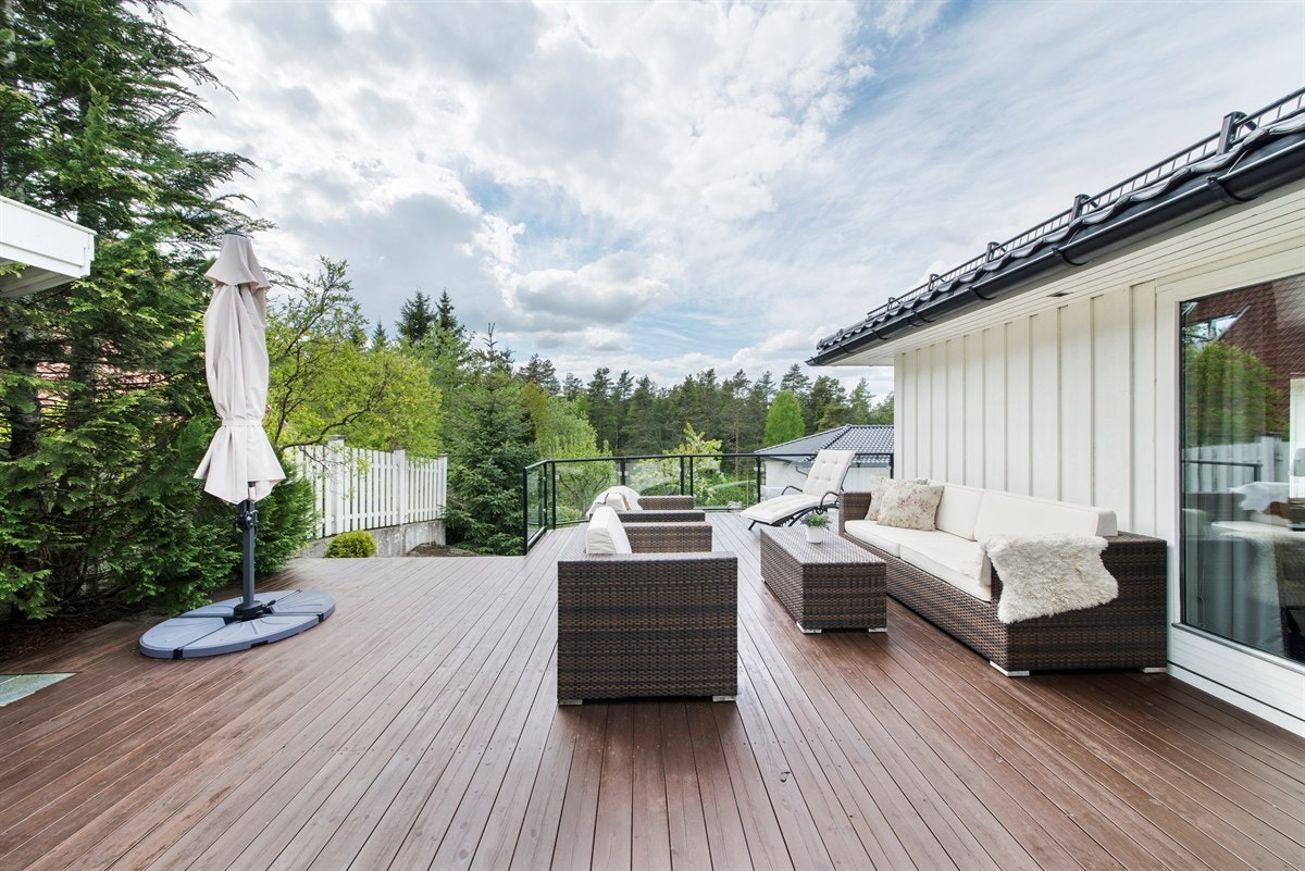 Terrassen med utsikt mot marka Galleribilde