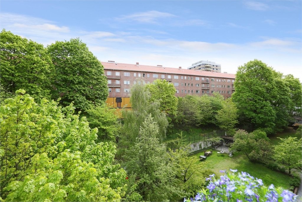 UTSIKT MOT FELLESAREALE FRA BALKONGEN! Galleribilde