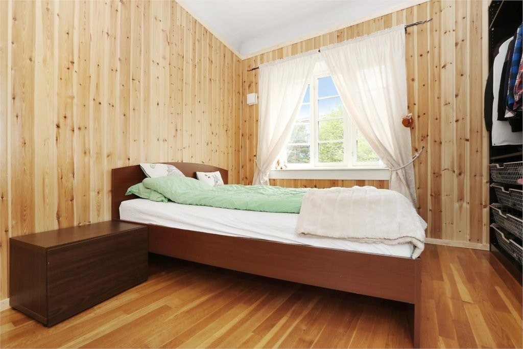 STORT SOVEROM MED PLASSBEBYGGET GARDEROBESKAP. Galleribilde