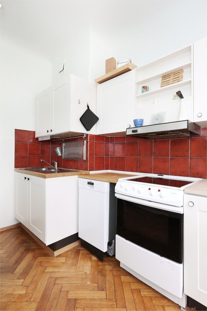 GOD BENK- OG SKAPPLASS PÅ KJØKKENET! Galleribilde