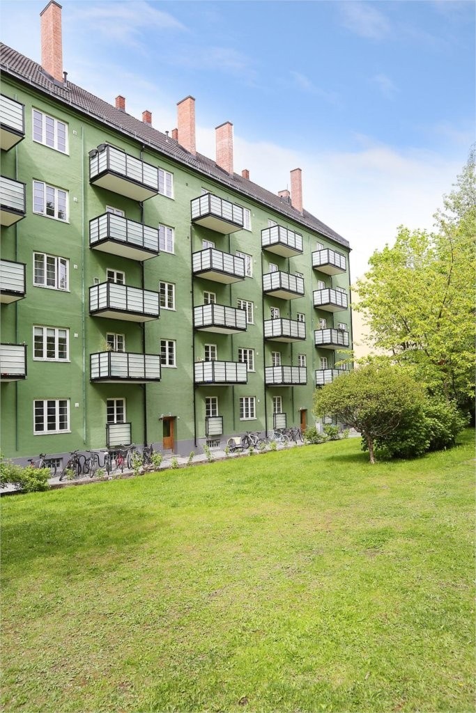 HYGGELIG FELLES BAKGÅRD MED SYKKELPARKERING, BEPLANTNING OG SITTEGRUPPER! Galleribilde