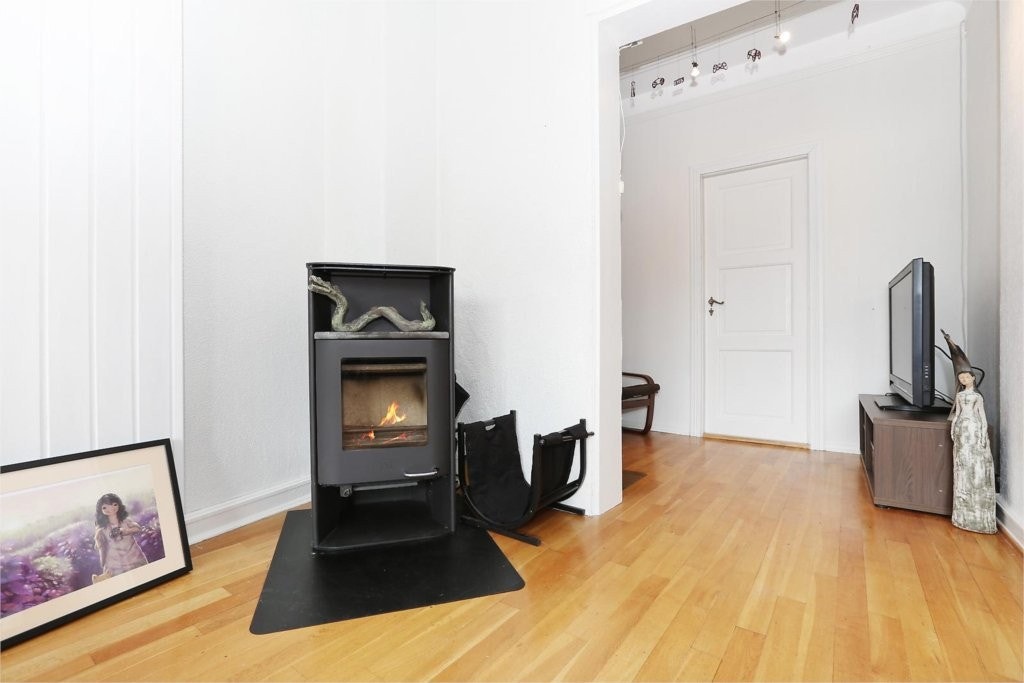 PEISOVN I STUEN SKAPER EN GOD OG VARM STEMNING I HELE LEILIGHETEN! Galleribilde