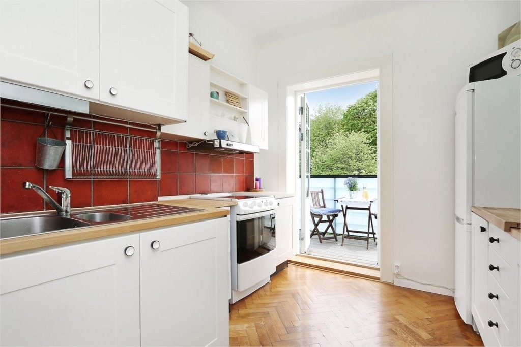 FLOTT ADSKILT KJØKKEN MED UTGANG TIL SOLRIK BALKONG. Galleribilde