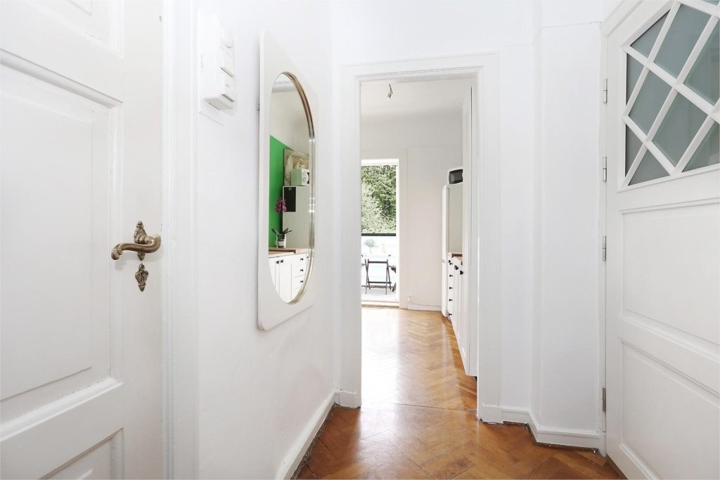 ROMSLIG ENTRE MED GOD LAGRINSPLASS OG MULIGHET FOR Å BYGGE INN EN GARDEBELØSNING. Galleribilde