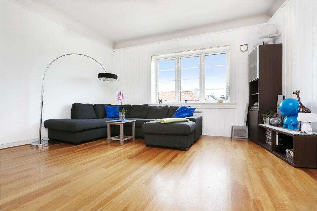 ROMSLIG STUE MED GOD PLASS TIL SOFAKROK, SPISEBORD OG TILHØRENDE MØBLEMENT! Galleribilde