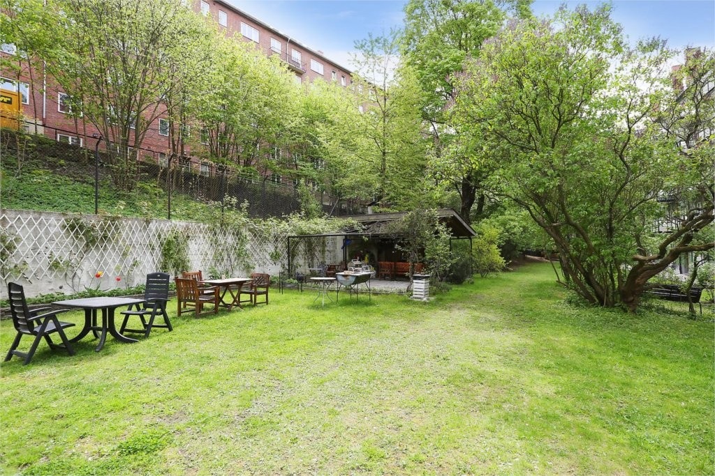 FLOTT OG IDYLLISK BAKGÅRD MED BEPLANTNING, SITTEGRUPPER OG GRILL! Galleribilde