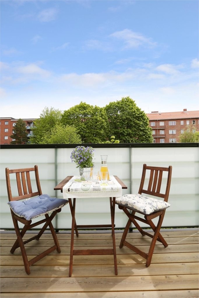 SOLRIK BALKONG VENDT MOT ROLIG OG HYGGELIG OMGIVELSER. Galleribilde