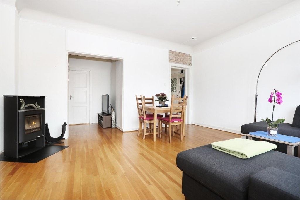 ROMSLIG STUE MED GOD PLASS TIL SOFAKROK, SPISEBORD OG TILHØRENDE MØBLEMENT! Galleribilde