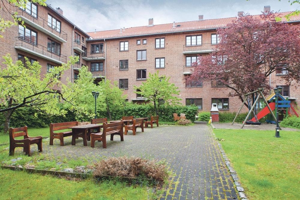 Rolig og trivelig bilfri bakgård med benker, frukttrær og lekeapparater (Joakim Torp - 977 08 876) Galleribilde