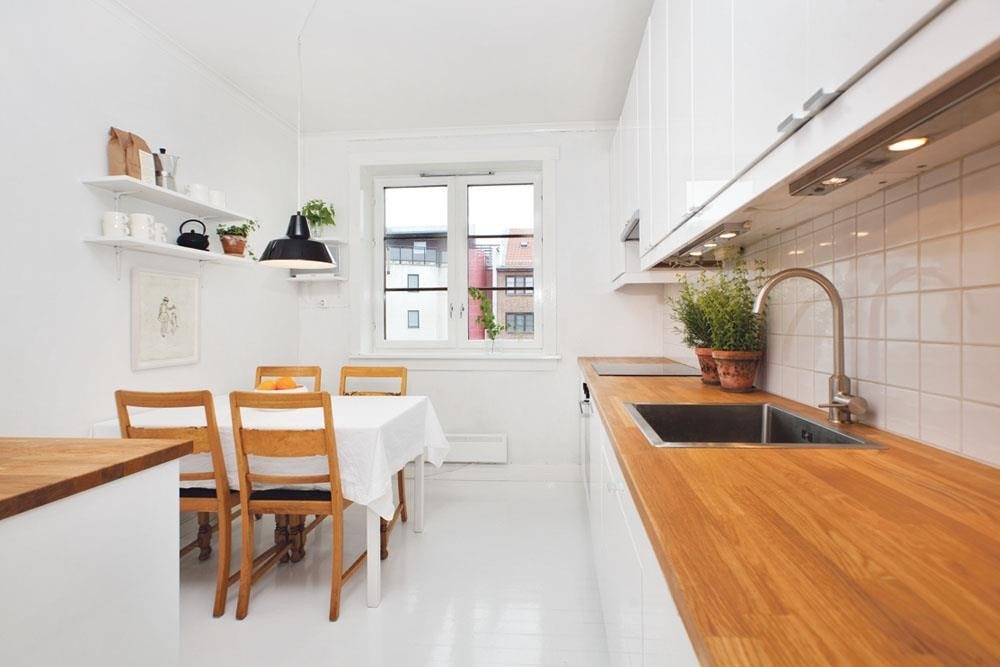 Lekkert kjøkken fra 2010 med integrerte hvitevarer og heltre benkeplate (Joakim Torp - 977 08 876) Galleribilde