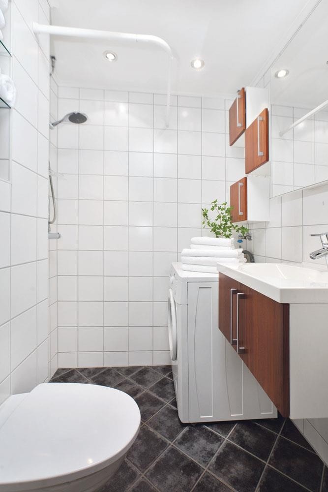 Lekkert flislagt bad med vegghengt toalett og opplegg for vaskemaskin. Downlights i himling (Joakim Torp - 977 08 876) Galleribilde