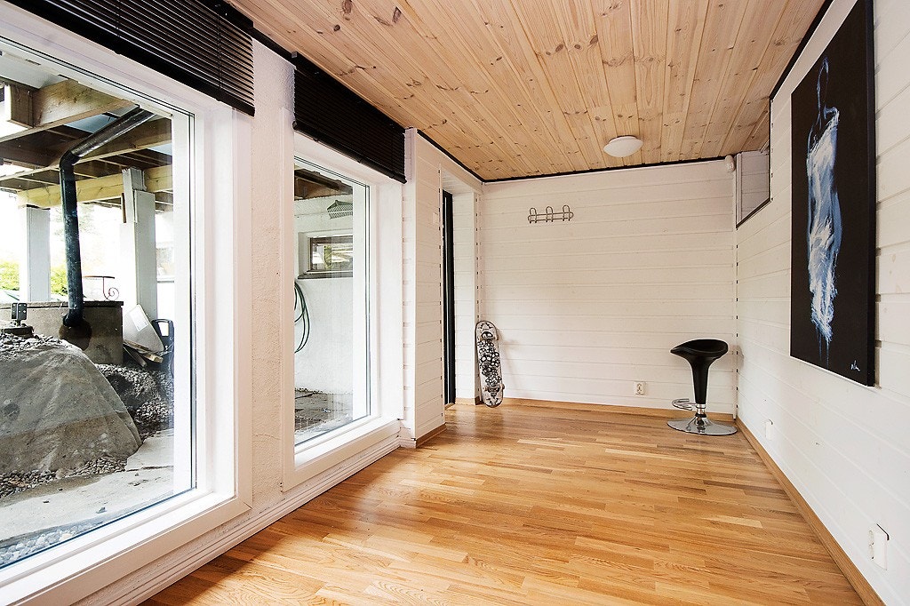 Kjellerstue med dør til gårdsplass Galleribilde