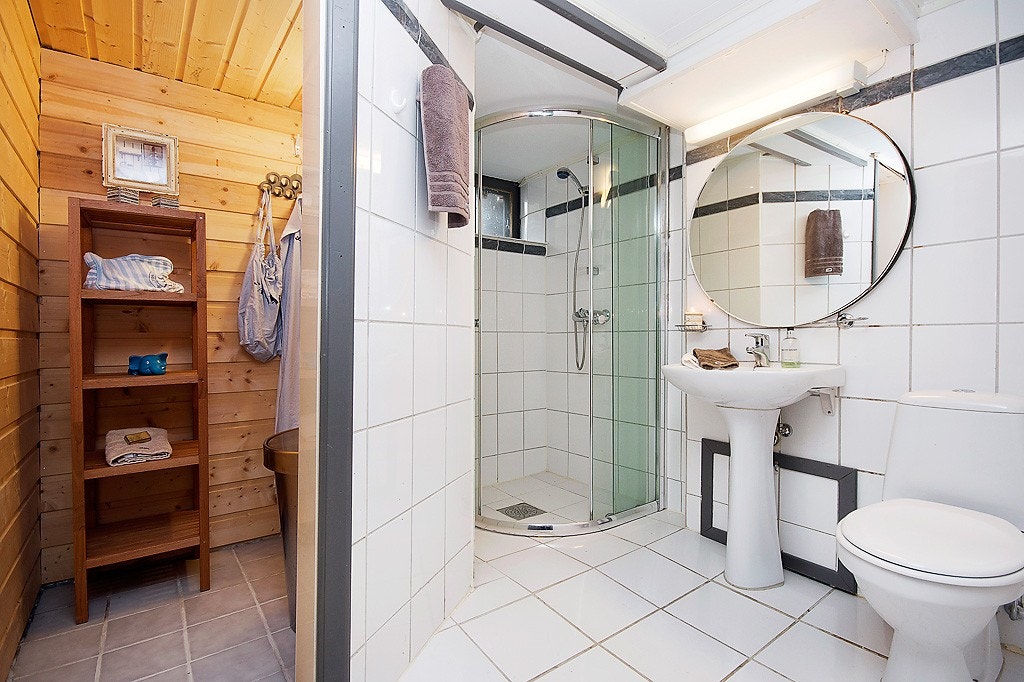 Bad i underetasje med disp. garderoberom Galleribilde