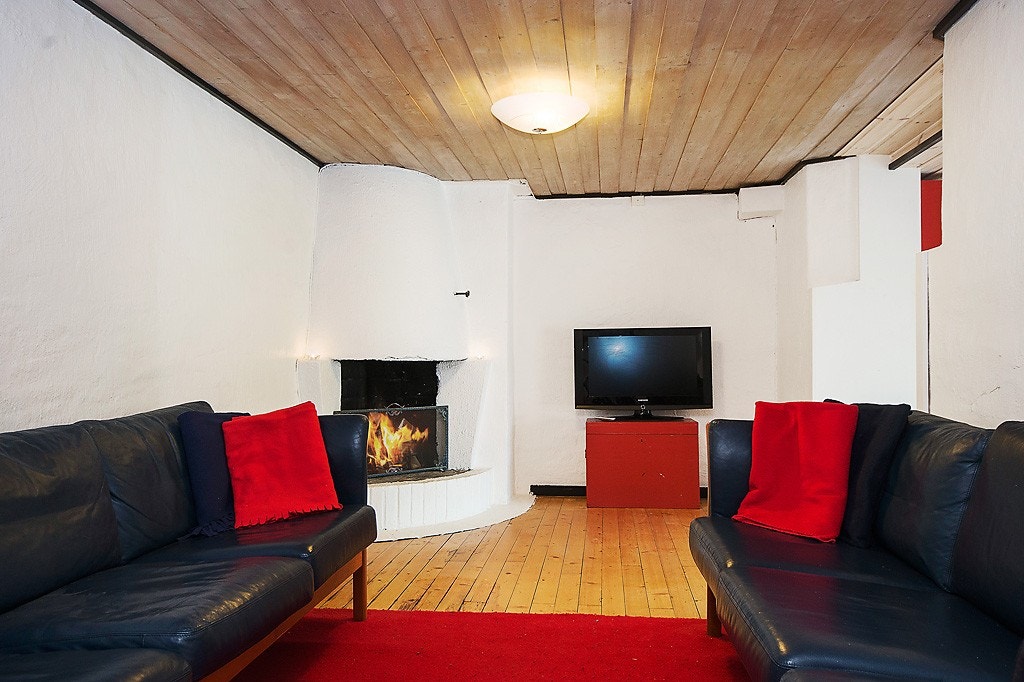 Kjellerstue/tv/spillstue med peis Galleribilde