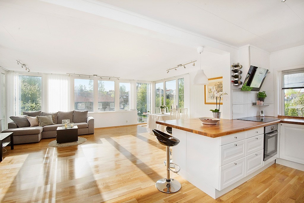 Stue 1 / åpen kjøkkenløsning med kjøkkenøy Galleribilde