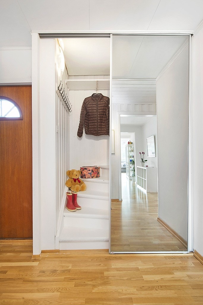 Stor åpen entré med stor skyvedørsgarderobe Galleribilde