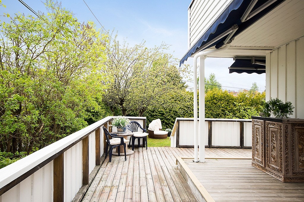 Solrik vestvendt terrasse med nedgang til have Galleribilde