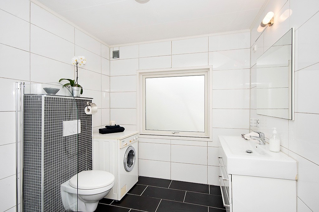 Lekkert bad innredet med dusjnisje Galleribilde