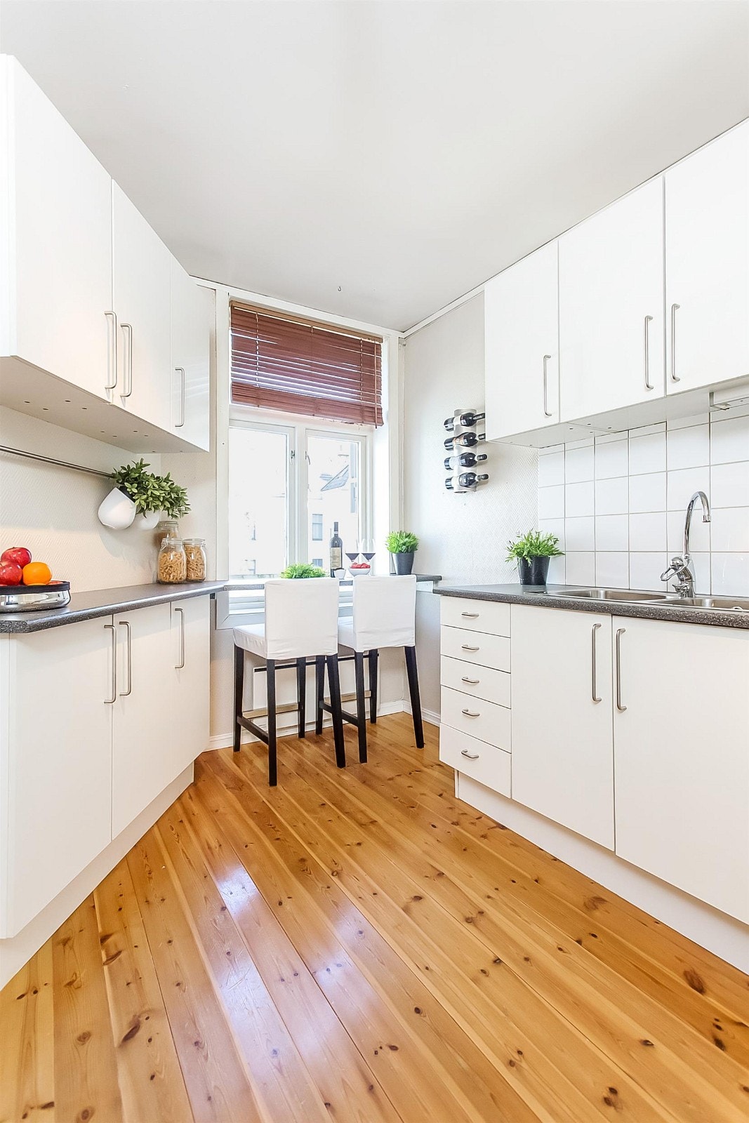 Delikat kjøkken med god skapplass Galleribilde