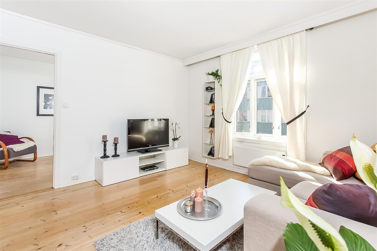 Stor vindusflate gir stuen godt med naturlig lys Galleribilde