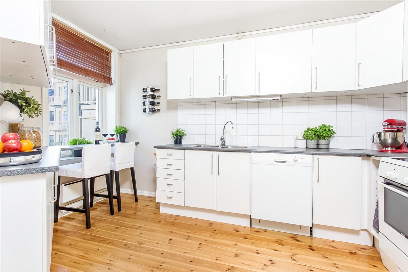 Pent kjøkken med sittegruppe Galleribilde