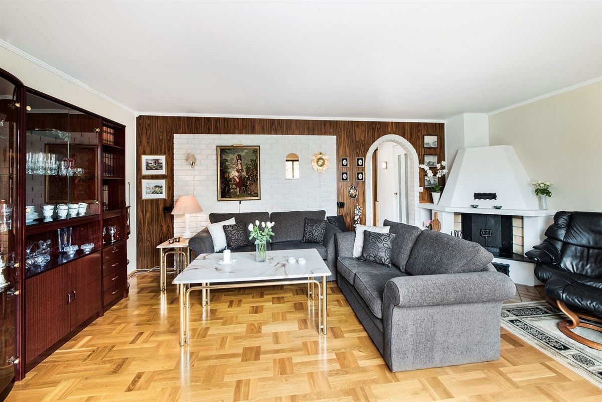 Romslig stue med peis Galleribilde