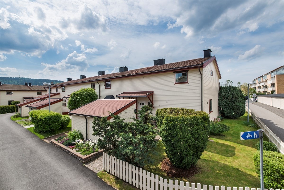 Attraktivt enderekkehus med flott opparbeidet hage Galleribilde