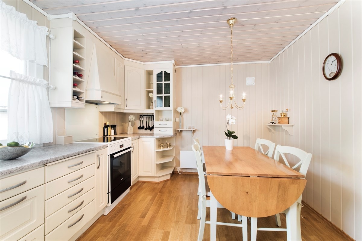 Nyere, oppgardert kjøkken med integrerte hvitevarer Galleribilde