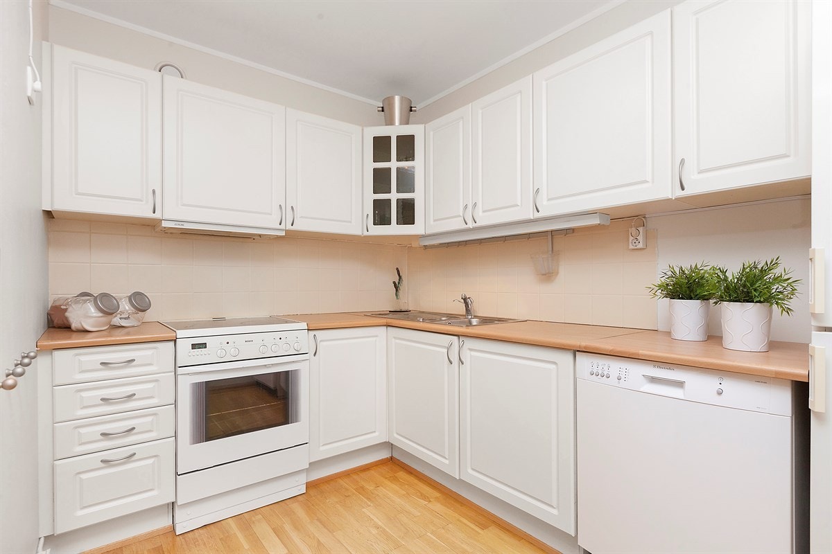 Kjøkken med god skapplass. Galleribilde