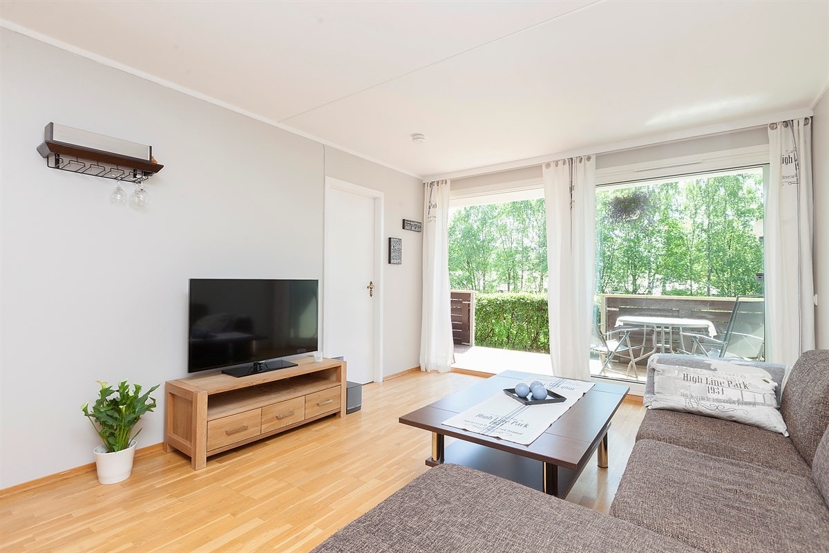 Stue med store vindusflater mot hagedel Galleribilde