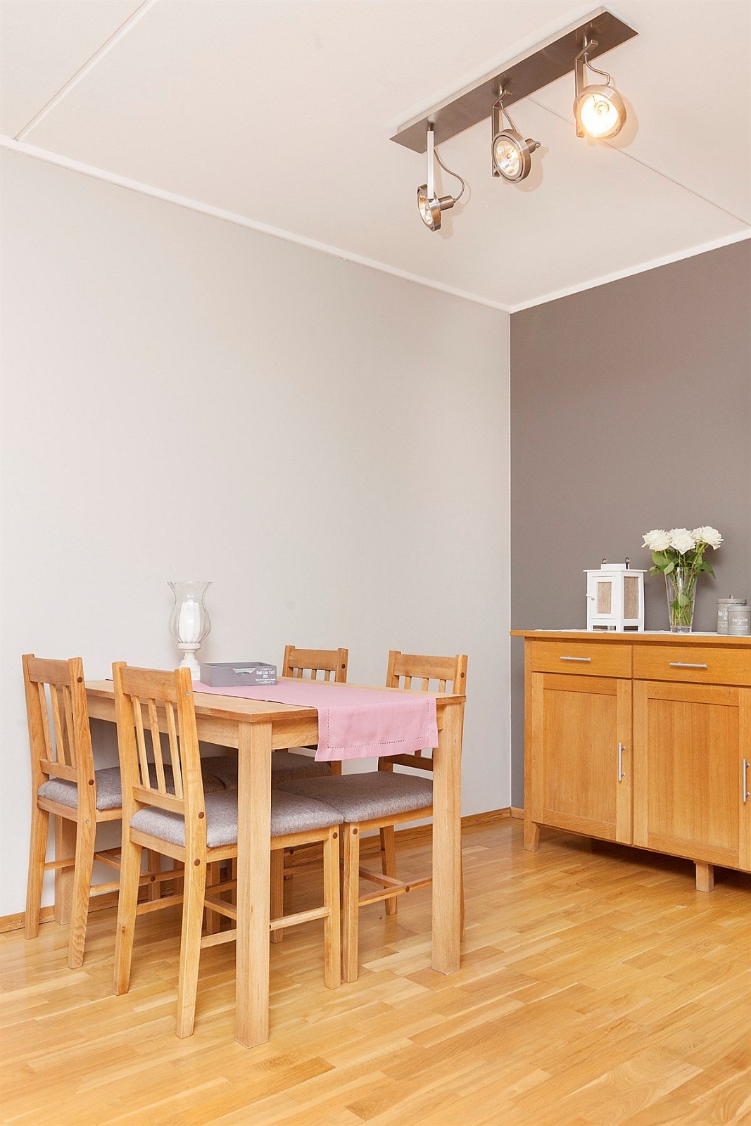 Hyggelig spiseplass ved kjøkken. Galleribilde