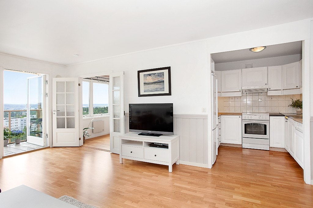 Lys og pen stue med utgang til terrasse Galleribilde