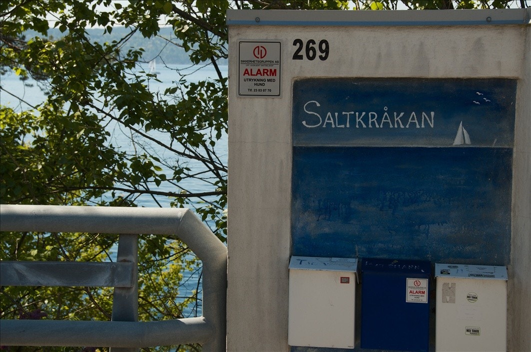 Velkommen til Saltkråkan! Båtsmann har egen postkasse for lange sommerferier. Galleribilde