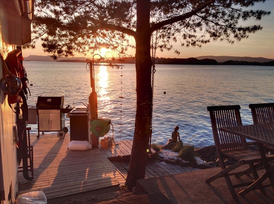 Hva med en varm utedusj i solnedgangen? Galleribilde