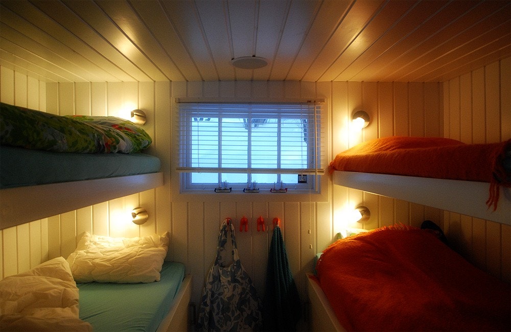 Soverom med 4 senger. Sonos integrert høytaler i taket - for lydbok før innsovning? Galleribilde