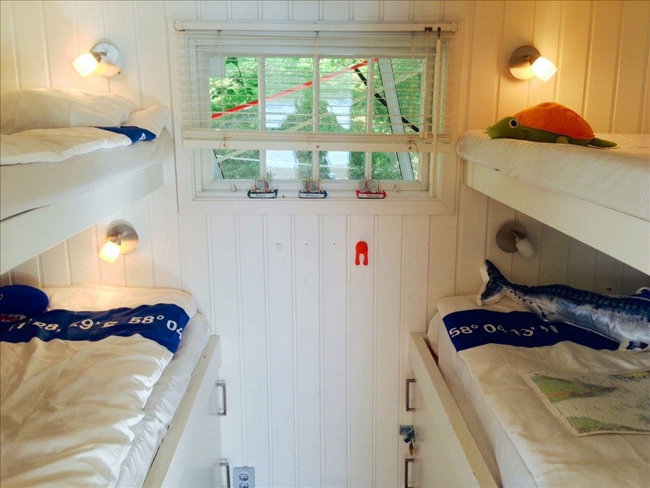 Fire køyesenger med lagringsrom under. Galleribilde