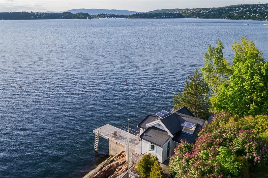 Hytta ligger PÅ brygga. Galleribilde