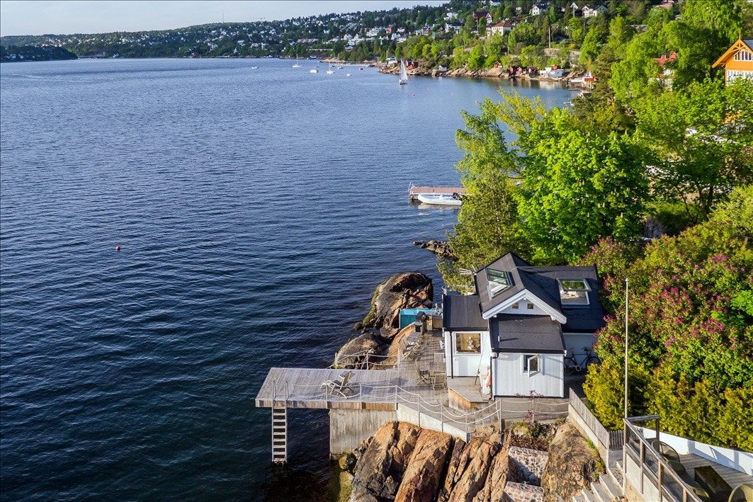 Ny, stor dypvannsbrygge med 2 badetrapper bygget i 2010. Galleribilde