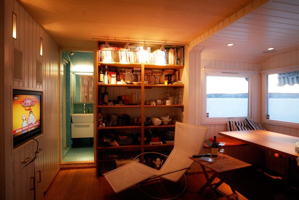 Stue med integrert flatskjerm, Riks-TV og hjemmekinoanlegg fra HiFi-klubben. Galleribilde