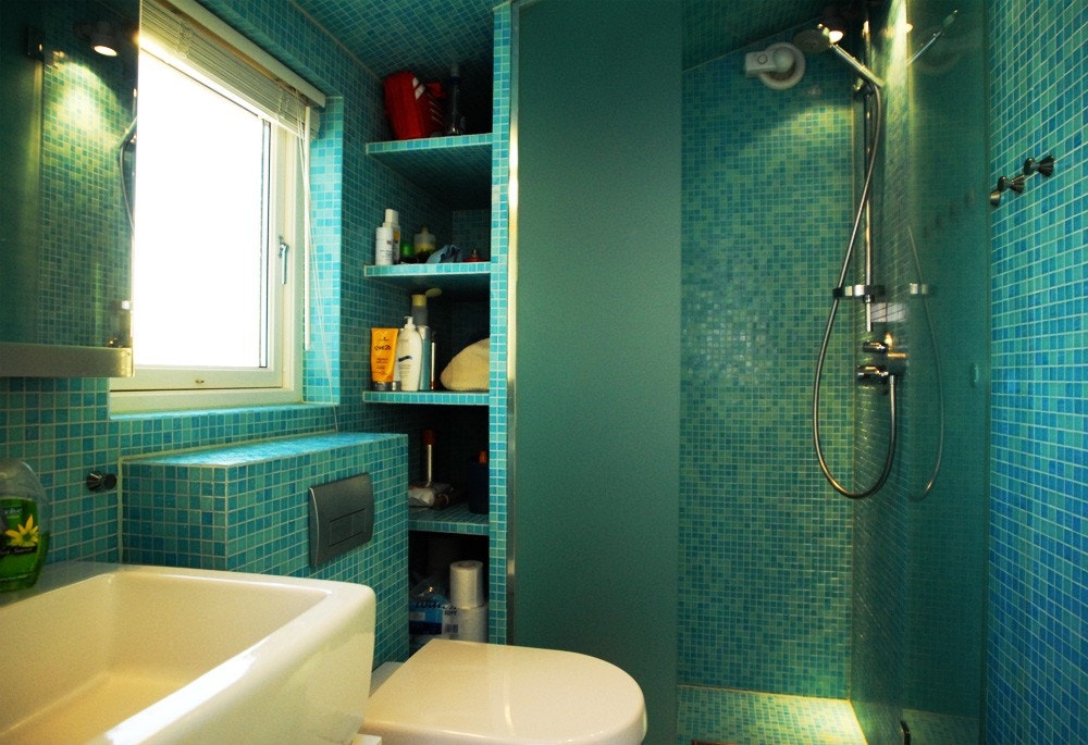 Bad med Bisazza-mosaikk, sandblåste glassflater og vegghengt Subway-toalett. Galleribilde