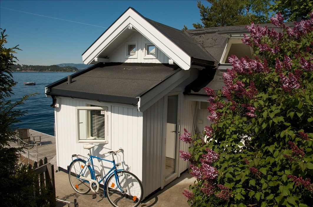 Helt ny, 3 meter bred gang- og sykkelvei langs Mosseveien, enten man vil til Fiskevollbukta, Ljanskollen, Hvervenbukta, Katten badestrand eller til Oslo sentrum. Galleribilde