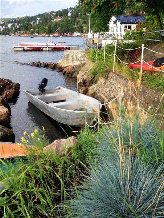 14 fots båt med 9.9 hk påhengsmotor følger med hytta. Galleribilde