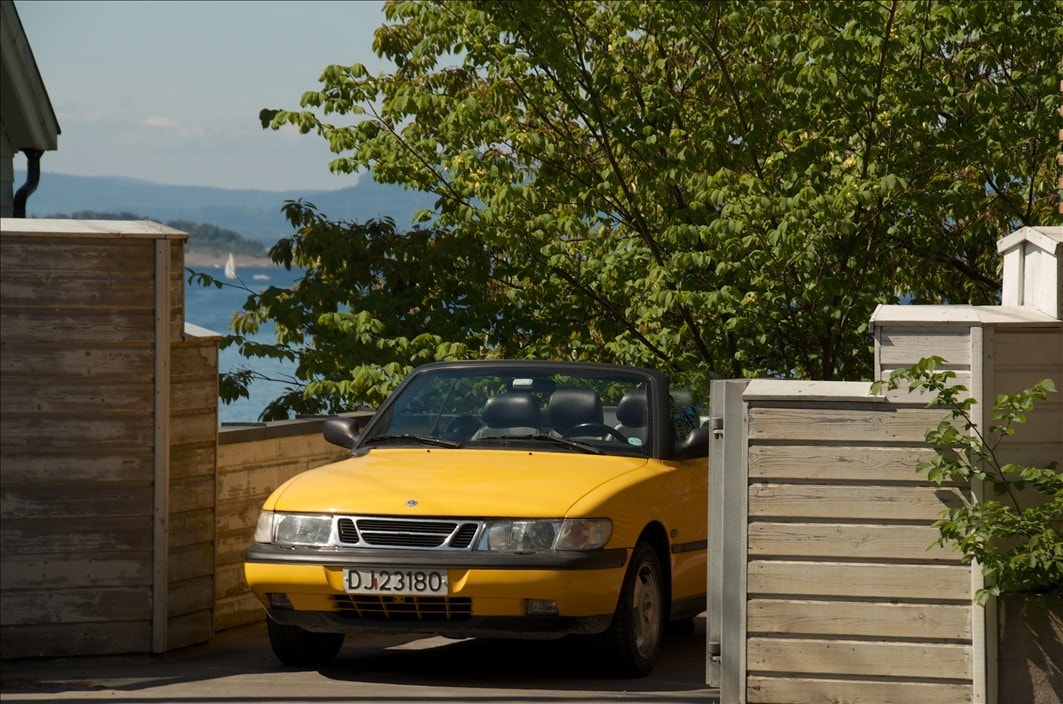 Egen parkeringsplass med fjordutsikt følger hytta. Også lett å finne gjesteplasser rett over veien. Galleribilde