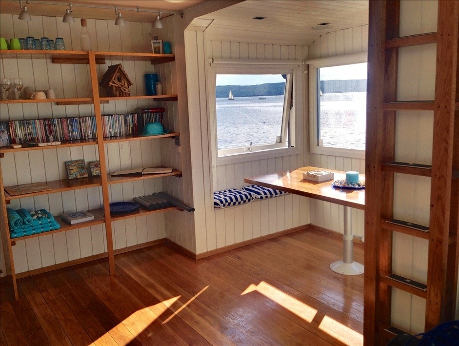 Stue med spisebord / seng og stige opp til hemser. Galleribilde