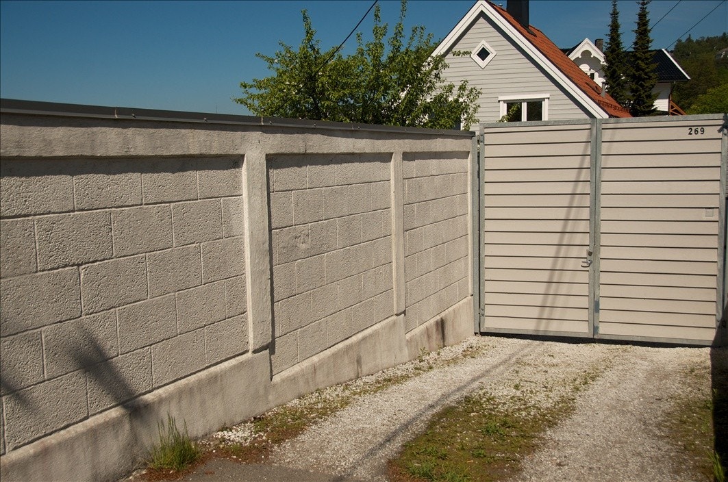 Låsbar port med kodenøkkelboks integrert i dør. Galleribilde