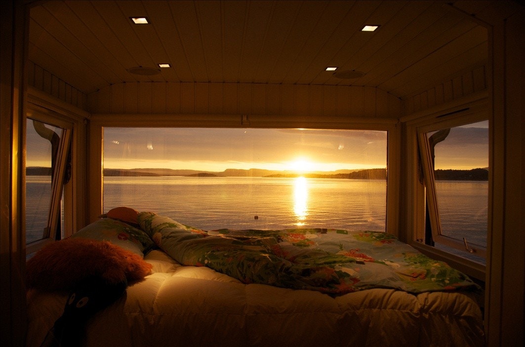 ... og vips, så er spisebordet blitt til en romantisk dobbeltseng "på" vannet. Galleribilde