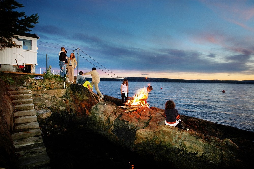 St Hans-bål på laguneskjæret. Galleribilde
