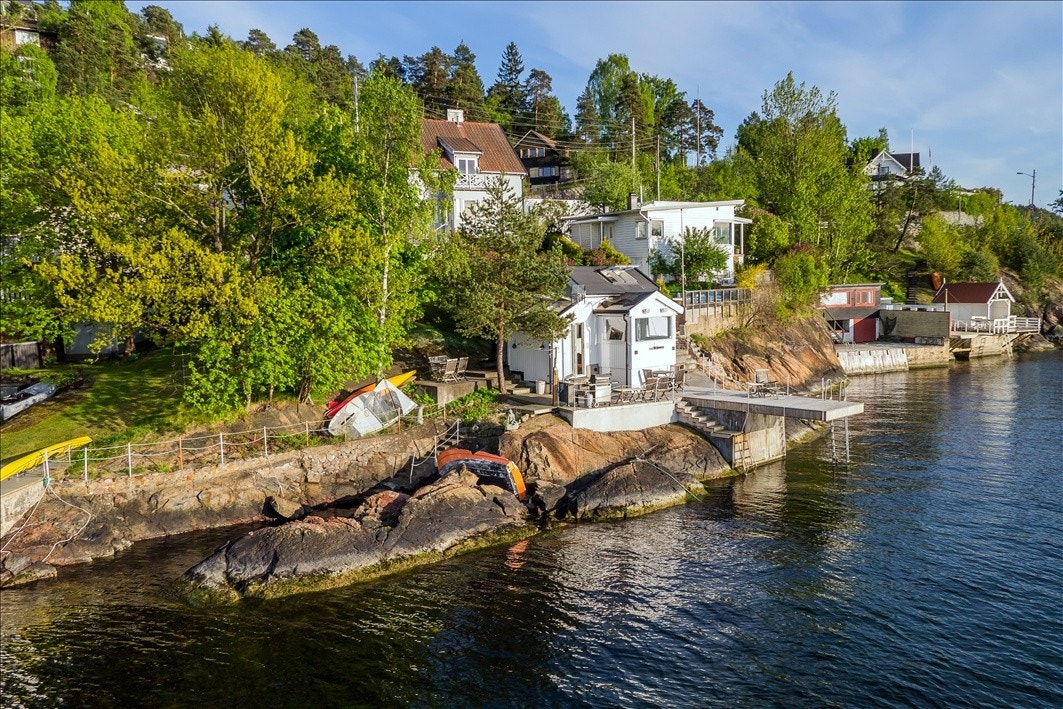 Den skjermede lagunen gjør det lett å komme ut med kajakk, seilbrett og småbåt. Galleribilde