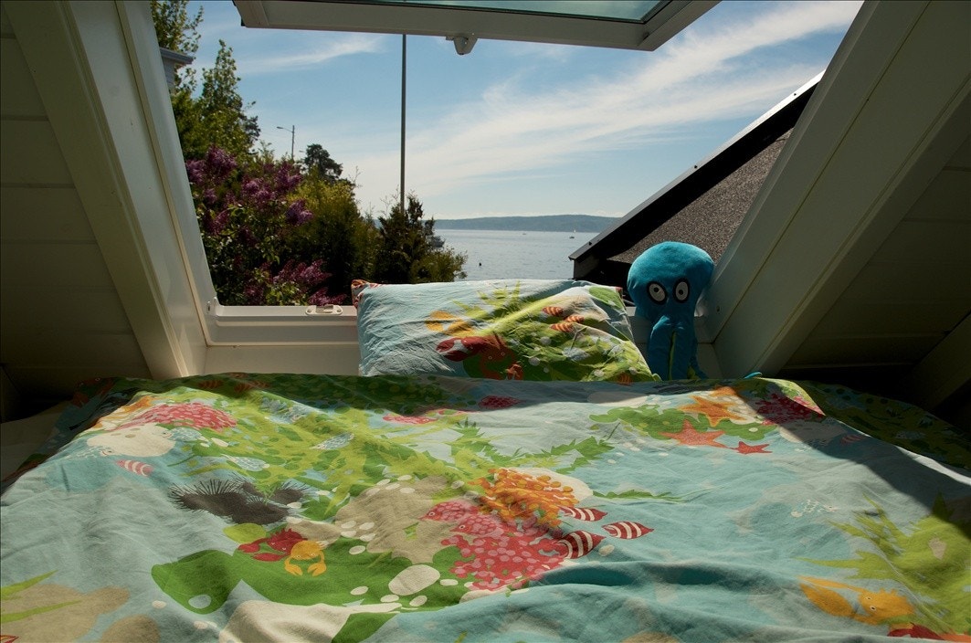 Dobbeltseng på hems nr 2. Sovne inn og våkne opp til bølgeskvulp. Galleribilde