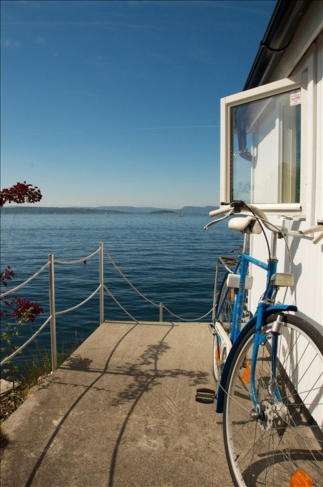 Det maritime gelenderet kan enkelt gjøres om til vindskjerming rundt brygga. To meter høye aluminiumsstolper med seilduk må besørges av kjøper. Fundamentene er klare. Galleribilde